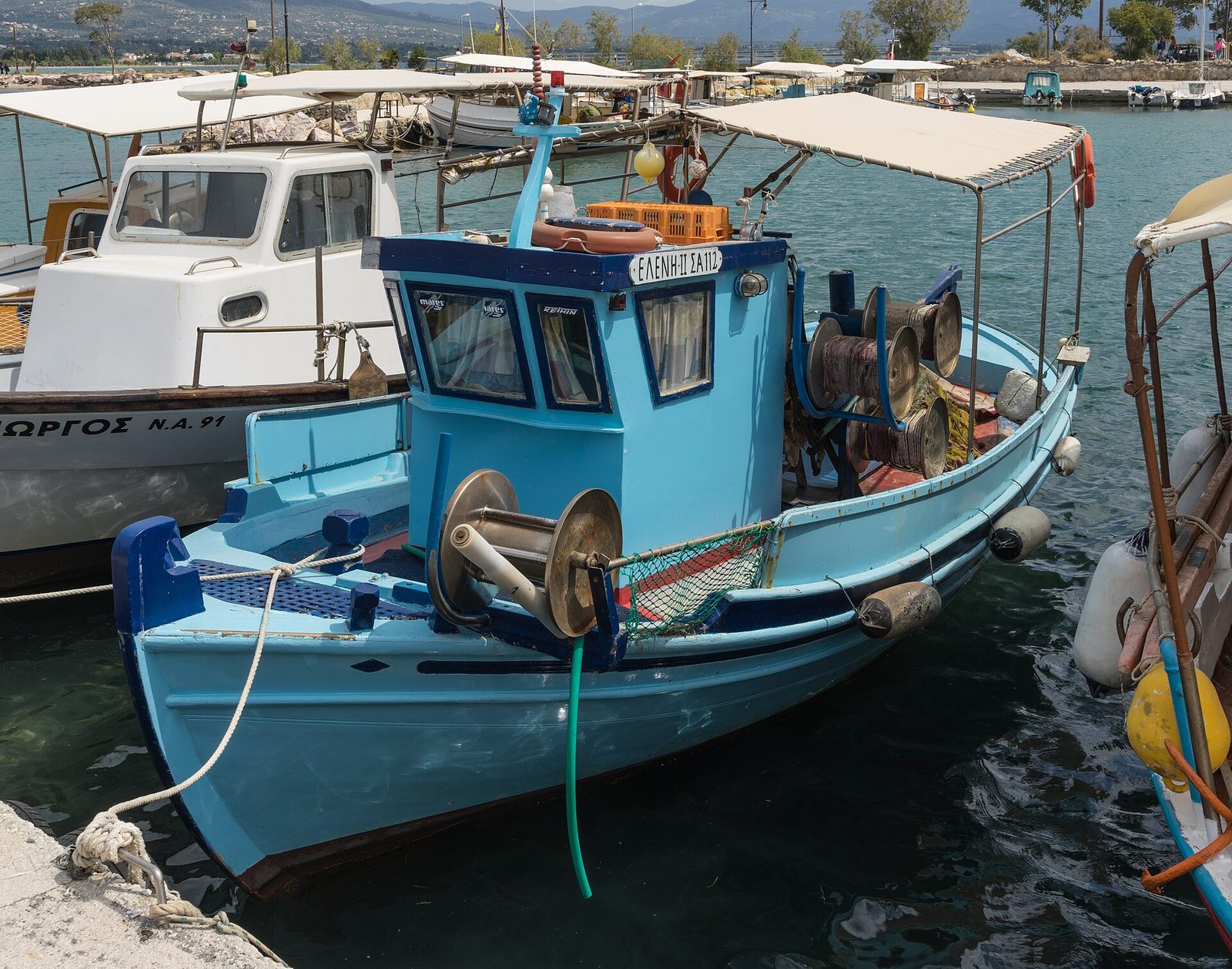 Traditionell fiskebåt i en hamn på Kreta